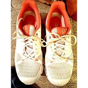 ON Running cloudflyer peach white‎ Athletic sneakers running shoes, Sz 7.5 Women
